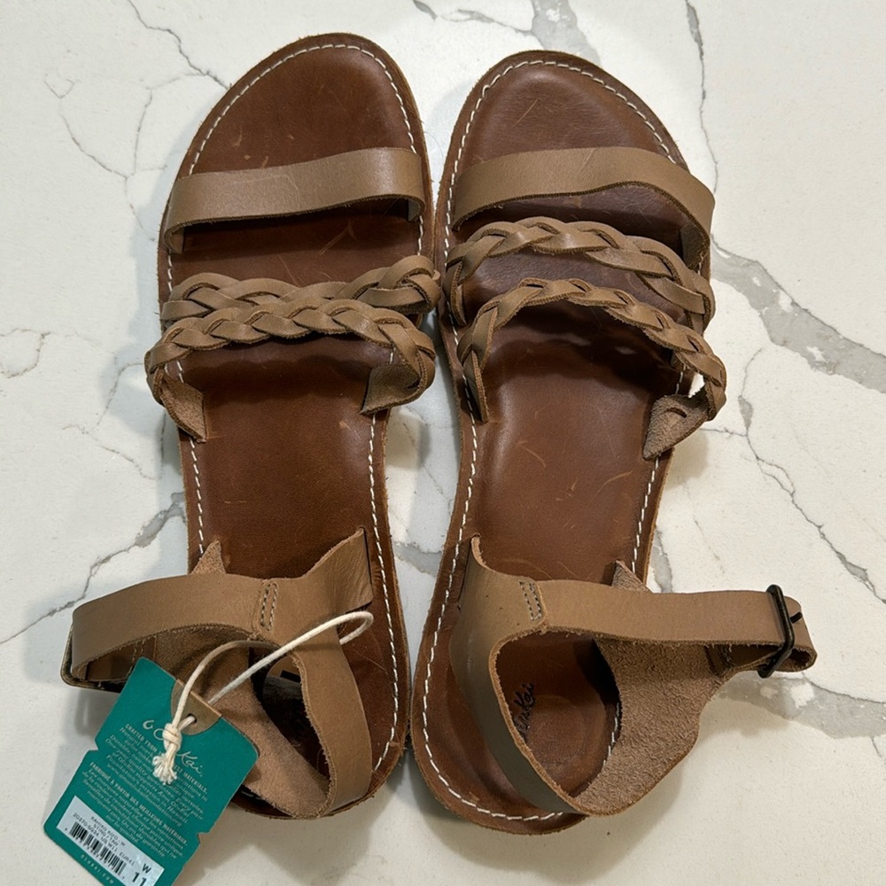Olukai 3 strap brown sandals Kahiko ko’o “sting” tan nwt new with tag 11 W